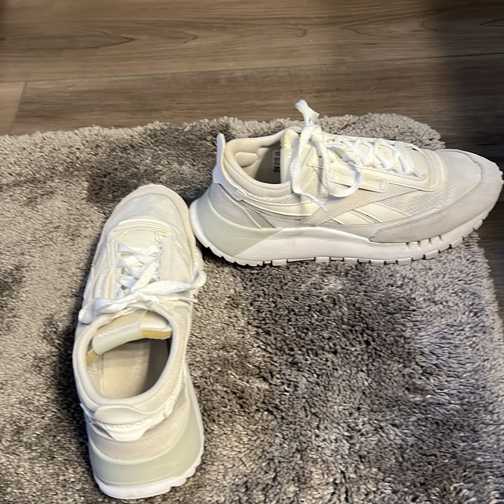 White Women's Athletic Shoes. Size 7 no flaws. Leathered, suede,nylon - Picture 15 of 16